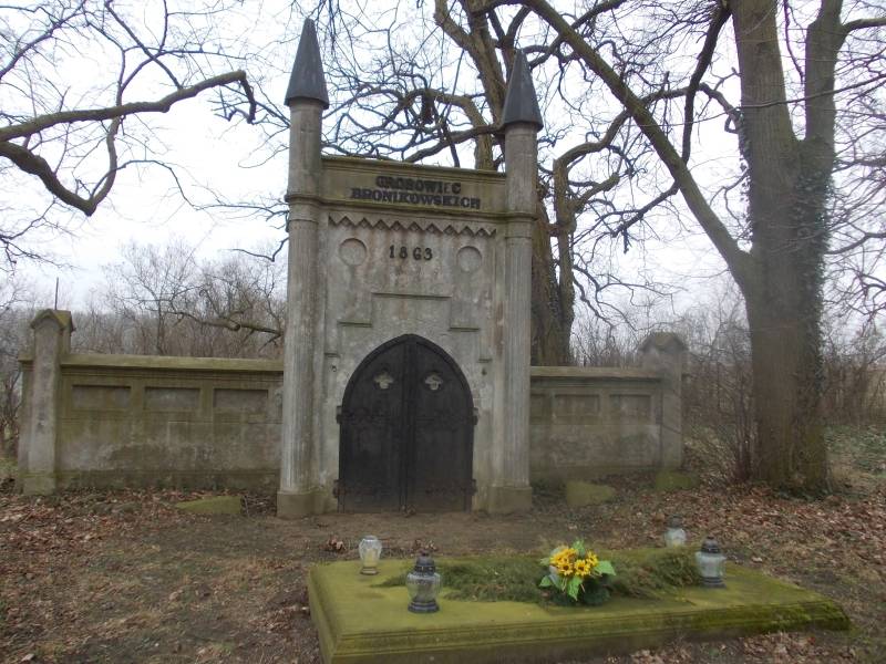 Grobowiec rodziny Bronikowskich na cmentarzu w Orzeszkowie